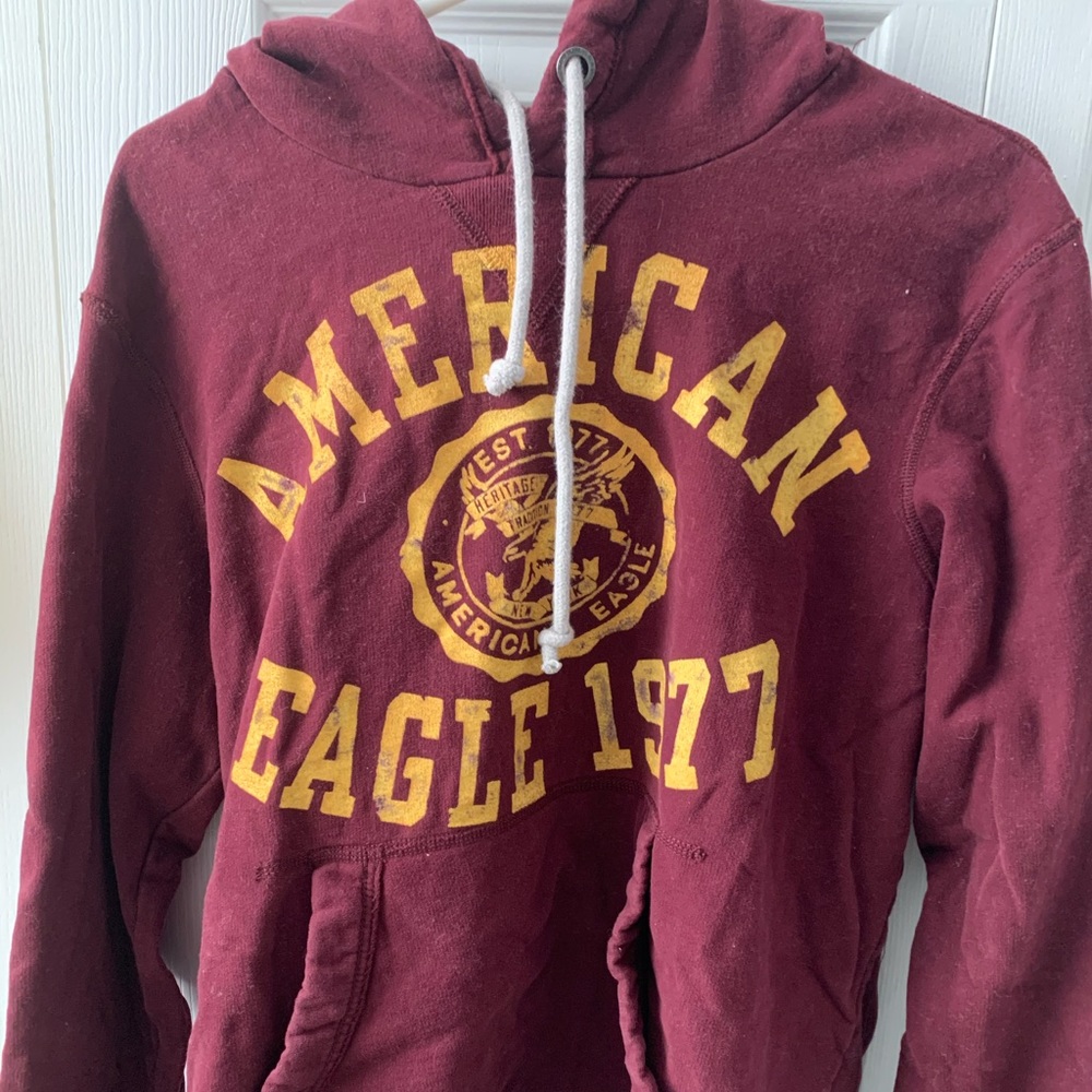 American Eagle maroon sweatshirt